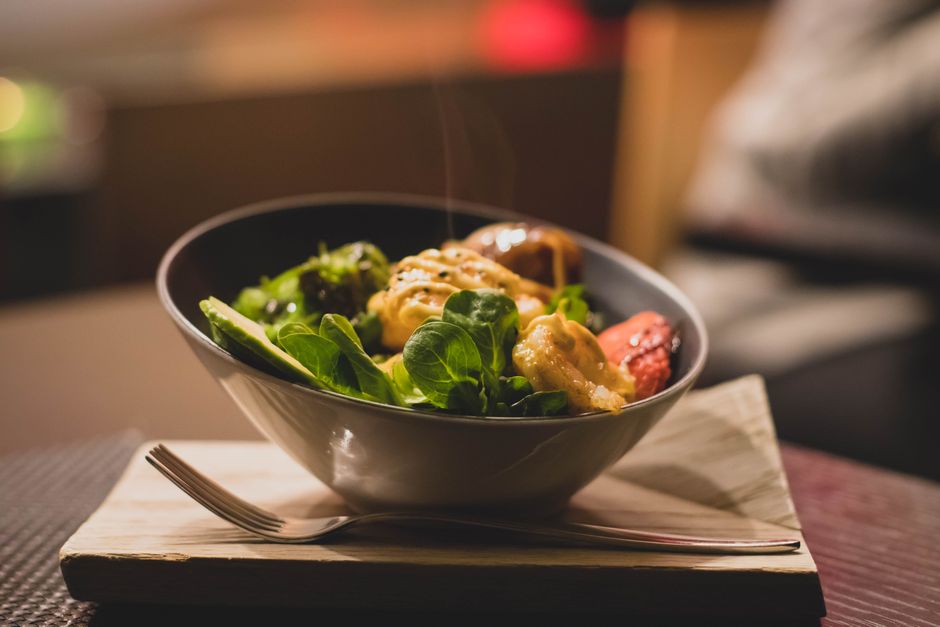 Salata s pilećim mesom i svježim povrćem