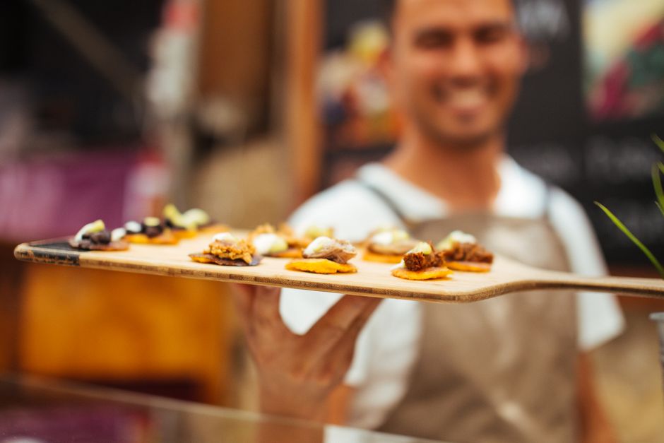 Nasmijani kuhar s ponudom jela